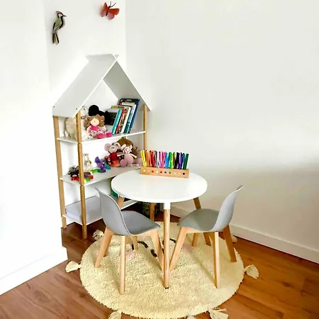 S Detskym Kutikom Blizko Bojnic Apartman
